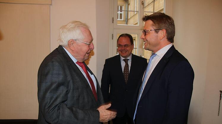 Vor wenigen Tagen begrüßte Oliver Jörg (rechts) den früheren Ministerpräsidenten von Rheinland-Pfalz und von Thüringen, Bernhard Vogel, der in Kloster Banz referierte. Foto: Matthias Einwag