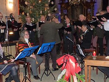 Der Männergesangverein "Concordia" Grafengehaig und die Stubenmusik umrahmten die "Heilige Nacht" von Ludwig Thoma in der altehrwürdigen "Heilig-Geist-Kirche" musikalisch. Fotos: Klaus-Peter Wulf