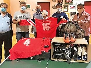 Spenden&uuml;bergabe im Pressecker Sch&uuml;tzenhaus: von links TSV-Vorsitzender Richard Ultsch, Kassierer Horst Nagel, Chris Haensler von "Together in the Gambia", TSV-Fu&szlig;ballabteilungsleiter Philipp S&ouml;ll und sportlicher Leiter Gerhard Leinfelder mit einem Teil der gespendeten Sportutensilien Foto: privat