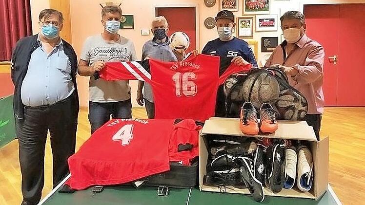 Spenden&uuml;bergabe im Pressecker Sch&uuml;tzenhaus: von links TSV-Vorsitzender Richard Ultsch, Kassierer Horst Nagel, Chris Haensler von "Together in the Gambia", TSV-Fu&szlig;ballabteilungsleiter Philipp S&ouml;ll und sportlicher Leiter Gerhard Leinfelder mit einem Teil der gespendeten Sportutensilien Foto: privat