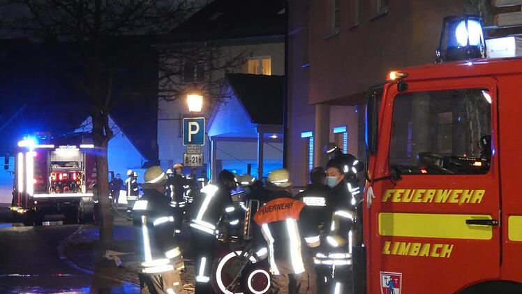 Wie bei dem Alarmstichwort "B4" üblich rückten rund  100 Einsatzkräfte der umliegenden Feuerwehren an.