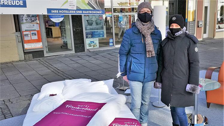 Holger Voll (links) und Anja Lichte vom Hotel Frankenland warten auf Gäste.