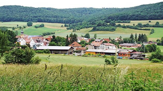 In Geusfeld (Bild) und dem benachbarten Wustviel befinden sich die letzten Funklöcher Rauhenebrachs, nachdem ein neuer Mast bei Karbach und Fabrikschleichach Ende August seinen Betrieb aufnimmt. Doch auch hier ist eine Sendeanlage geplant.