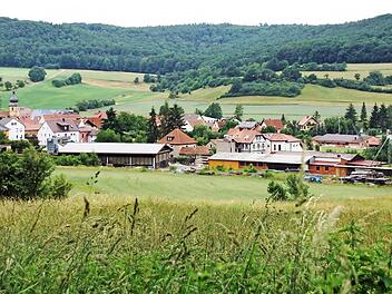 In Geusfeld (Bild) und dem benachbarten Wustviel befinden sich die letzten Funkl&ouml;cher Rauhenebrachs, nachdem ein neuer Mast bei Karbach und Fabrikschleichach Ende August seinen Betrieb aufnimmt. Doch auch hier ist eine Sendeanlage geplant.