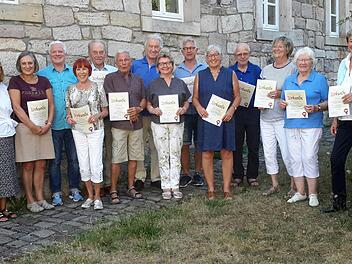 Alle Hände voll zu tun hatte die Vorsitzende Karin Bauer (ganz links) bei den Ehrungen derjenigen Mitglieder, die entweder bereits an der Gründung des Skiclubs Bad Brückenau mitgewirkt haben oder die dem Verein mittlerweile seit etlichen Jahrzehnt...