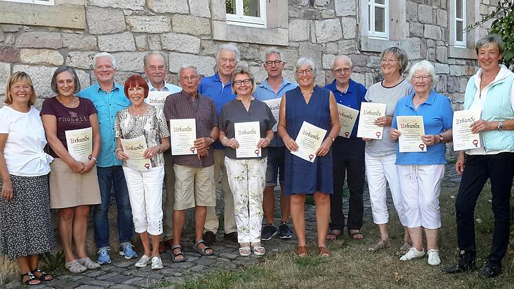 Alle Hände voll zu tun hatte die Vorsitzende Karin Bauer (ganz links) bei den Ehrungen derjenigen Mitglieder, die entweder bereits an der Gründung des Skiclubs Bad Brückenau mitgewirkt haben oder die dem Verein mittlerweile seit etlichen Jahrzehnt...