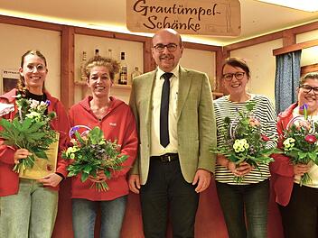 Bei der Ehrung, von links: Stephan Hereth (25 Jahre), Sandra Dörfler (15 Jahre), Heidi Dörfler (35 Jahre), Vorsitzender Manfred Zapf, Franziska Schwarz (25 Jahre), Heike Schoberth-Wesser (35 Jahre), 2. Vorsitzender Thomas Hirschmann und Dirk Wesse...