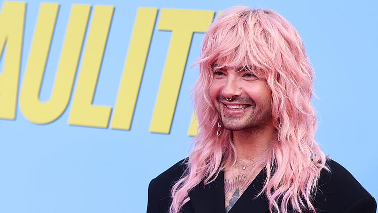 Bill Kaulitz hat in seinem gemeinsamen Podcast mit Bruder Tom einmal mehr aus dem Nähkästchen geplaudert und von einer durchaus pikanten Nachricht eines Reality-Star erzählt.