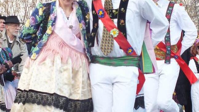 Die Fasalecken tanzen mit ihren in Tracht gekleideten Partnerinnen um das Feuer.