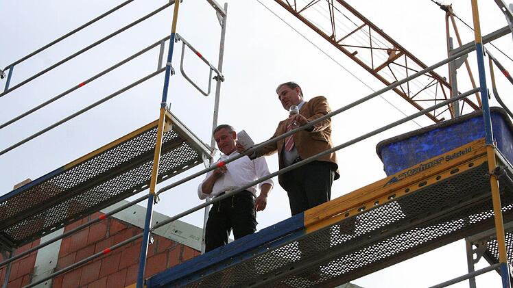 Zimmerermeister Rudolf Cambeis und Bauherr Bernhard Schlereth begrüßen die Gäste.