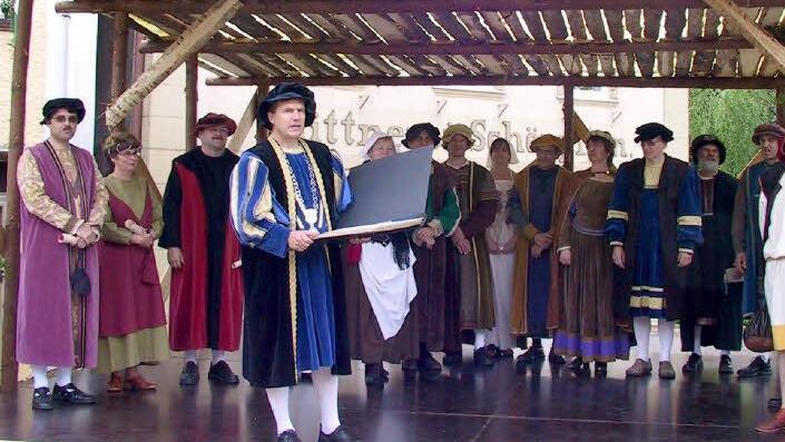 Neun Jahre ist es her, dass Bürgermeister Walter Ziegler (Vierter von links) und der damalige Ebelsbacher Gemeinderat schon einmal in historischen Gewändern zu sehen waren. Wie bei der 1200-Jahr-Feier von Ebelsbach ist das Gremium auch bei der 650-Jahr-Feier von Gleisenau demnächst mit dabei.  Fotos: Ralf Naumann