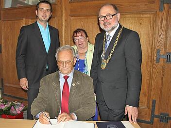 Thomas Bäuerlein, Brunhilde Giegold und Bürgermeister Robert Herrmann (von links) flankierten Willibald Laubender beim Eintrag ins goldene Buch der Stadt am Freitagabend. Fotos: Ralf Kestel