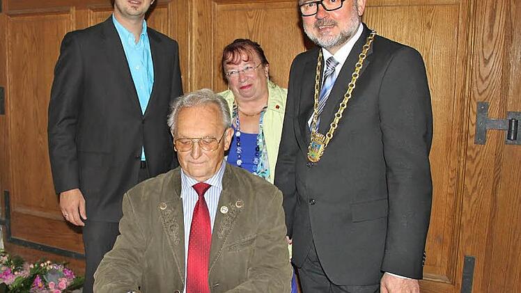 Thomas Bäuerlein, Brunhilde Giegold und Bürgermeister Robert Herrmann (von links) flankierten Willibald Laubender beim Eintrag ins goldene Buch der Stadt am Freitagabend. Fotos: Ralf Kestel
