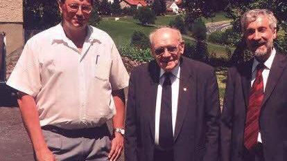 Bei der Ernennung zum Ehrenmitglied der Kuratie Volkers im Jahr 2006 mit Arnold Brust (links) und Guido Sauer (rechts). Foto: privat