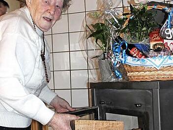 Das Ofen-Anschüren übernimmt Marie Vogel selbst. Foto: K. Müller-Sanke