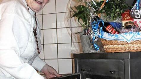 Das Ofen-Anschüren übernimmt Marie Vogel selbst. Foto: K. Müller-Sanke