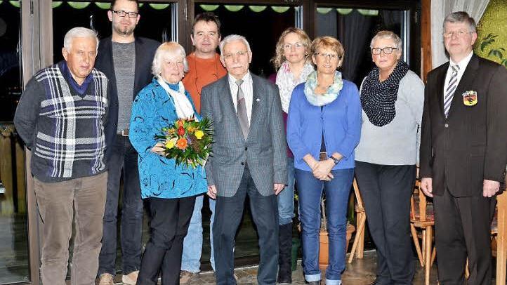 Langj&auml;hrige und treue Mitglieder ehrte die DLRG von Burgkunstadt. In der Mitte Karin und Walter Reimann (3. u. 5. von links), die seit 60 Jahren der Rettungsorganisation angeh&ouml;ren.  Foto: Dieter Radziej