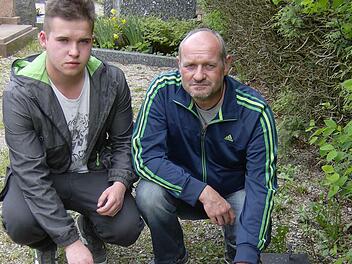 Marco Haala und sein Vater Werner am Grab der Mutter  Foto: Petra Malbrich