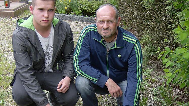 Marco Haala und sein Vater Werner am Grab der Mutter  Foto: Petra Malbrich