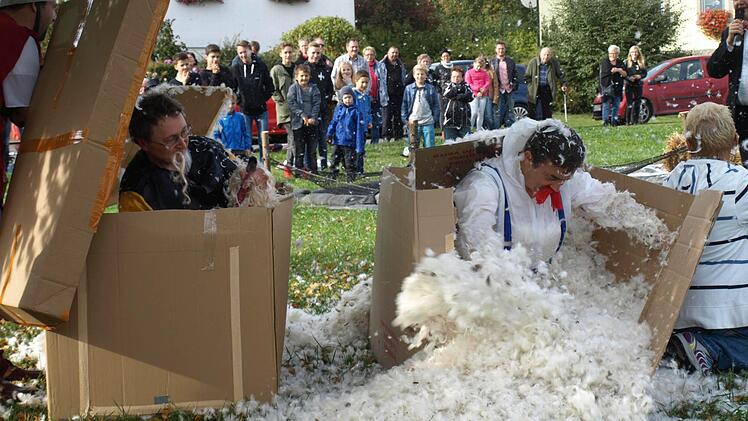 Federn über Federn - das systematische Suchen von Asterix (Pater Jan, li) zahlt sich aus. Obelix (Jens Korn, re) sucht noch eifrig. Foto: Susanne Deuerling