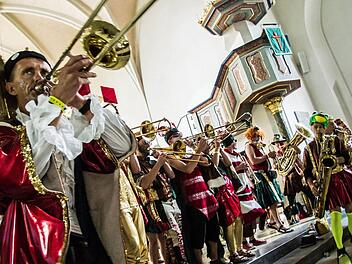 Toller Auftritt: Die Quastenflosser werden bei ihrem Auftritt in der Heilig-Kreuz-Kirche von zahlreichen begeisterten Zuhörern gefeiert. Foto: Jochen Berger
