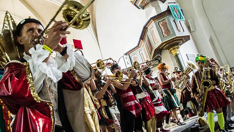 Toller Auftritt: Die Quastenflosser werden bei ihrem Auftritt in der Heilig-Kreuz-Kirche von zahlreichen begeisterten Zuhörern gefeiert. Foto: Jochen Berger