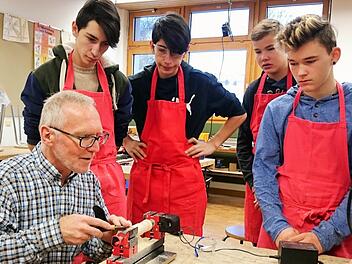 Interessiert schauen die Schüler Schreinermeister Erich Spreng über die Schulter.  Foto: Dieter Gertshauser