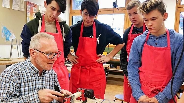 Interessiert schauen die Schüler Schreinermeister Erich Spreng über die Schulter.  Foto: Dieter Gertshauser