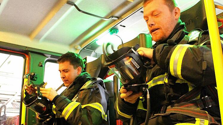 Wird Alarm ausgelöst, sitzen Dominik Luther (links) und Christoph Weichler in voller Montur und in Windeseile im Einsatzfahrzeug. Foto: Ulrike Nauer