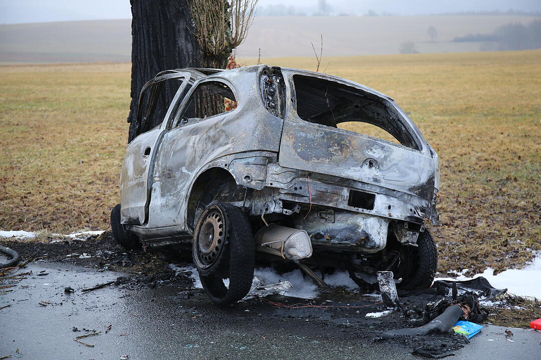 Schwerer Unfall im Kreis Kulmbach - Mann im Fahrzeug verbrannt