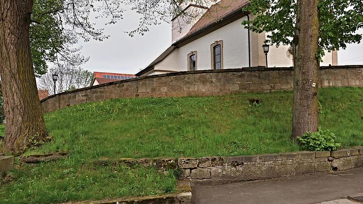 Sanierungsbedürftig ist die Stützmauer unterhalb des Friedhofes. Wurzelwerk von Bäumen drücken die Steine aus den Fugen.Will