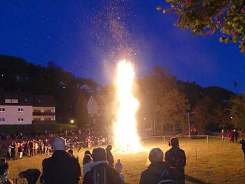Dicht gedrängt standen die Besucher des Erntedank- und Kürbisfestes in Muggendorf um das Erntefeuer Foto: Paul Pöhlmann