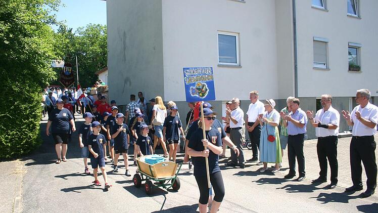 Auch der Feuerwehrnachwuchs wie die "Rödentaler Löschdrachen" ließ es sich nicht nehmen, beim Kreisfeuerfest zu präsentieren.Martin Rebhan