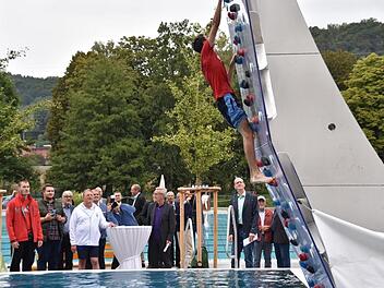 OB Henry Schramm, Stephan Pr&ouml;schold und viele Ehreng&auml;ste und Besucher schauten zu,  als Daniel Sartisson die Kletterwand erklomm. Foto: Uschi Prawitz