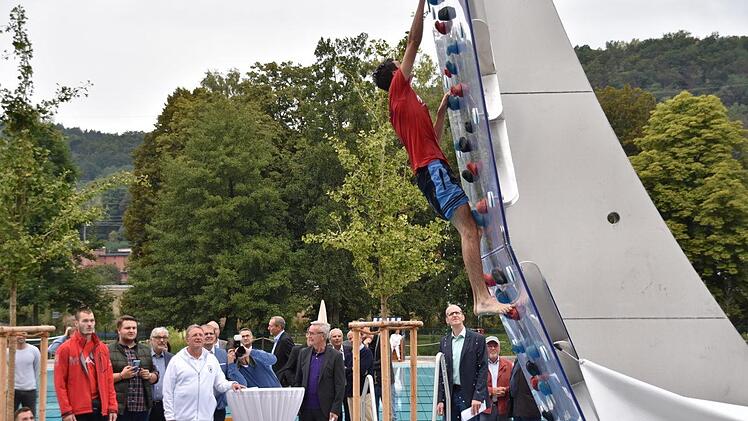 OB Henry Schramm, Stephan Pr&ouml;schold und viele Ehreng&auml;ste und Besucher schauten zu,  als Daniel Sartisson die Kletterwand erklomm. Foto: Uschi Prawitz