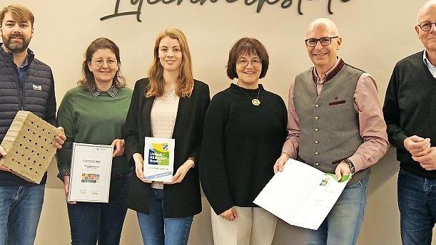 Landrat Christian Meißner bedankt sich für das jahrzehntelange Engagement der Firma Raab in Sachen Umwelt- und Klimaschutz und überreicht die Urkunde des Umwelt- und Klimapakts Bayern: (v. r.) Wolfgang Schubert-Raab, Landrat Christian Meißner, Gis...