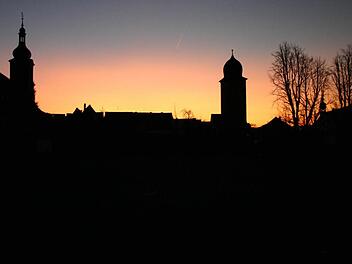 Die Silhouette von Ebern. Links der Turm der Stadtpfarrkirche, rechts der Pfarrgartenturm. Foto: Eckehard Kiesewetter
