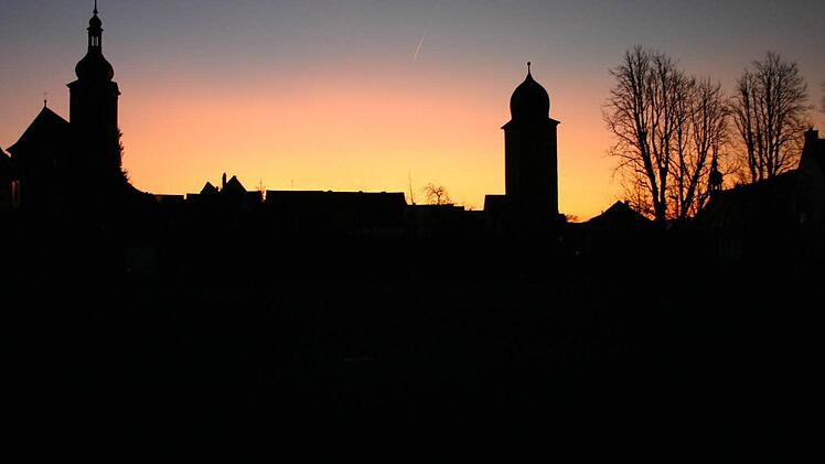 Die Silhouette von Ebern. Links der Turm der Stadtpfarrkirche, rechts der Pfarrgartenturm. Foto: Eckehard Kiesewetter