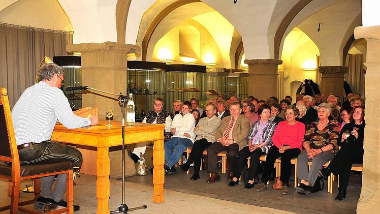 Vor etlichen Zuhörern las Hansi Kraus am Abend im Rathaus aus Ludwig Thomas Lausbubengeschichten..