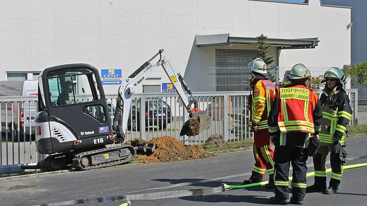 Ein Bagger beschädigte am Freitagmorgen in Himmelkron eine Gasleitung. Foto: Markus Roider