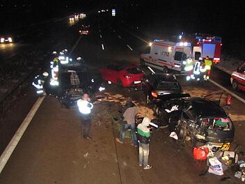 Sechs Menschen wurden bei dem schweren Unfall bei Magdeburg verletzt. En 44-Jähriger war mit seinem Auto ungebremst in ein Stauende gekracht. Foto: Polizei/dpa