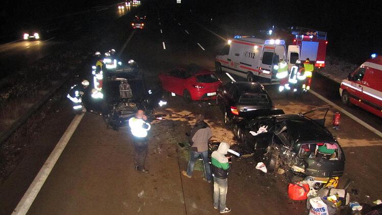 Sechs Menschen wurden bei dem schweren Unfall bei Magdeburg verletzt. En 44-Jähriger war mit seinem Auto ungebremst in ein Stauende gekracht. Foto: Polizei/dpa