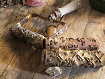 Walzen zum Bemustern getünchter Wände Foto: Josef Hofbauer