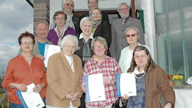 Für ihre große Treue zum VdK und ihr Engagement im Ehrenamt wurden diese Damen und Herren geehrt. Fotos: Edwin Meißinger
