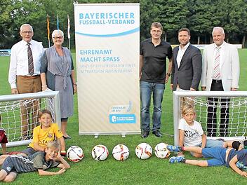 Thomas Buchta (hinten, Mitte) war der "Mann des Abends", als die Sportvereinigung auf die Erfolge der Fußballabteilung zurückblickte. Damit der Verein auch künftig nicht über Nachwuchsmangel klagen muss, stellte der Bayerischen Fußballverband in Person von Margot Härtlein (hinten, Zweite von links) und Siegfried Tabbert dem Verein Mini-Tore und Fußbälle zur Verfügung. Foto: Kurt Hinner