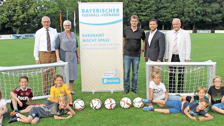 Thomas Buchta (hinten, Mitte) war der "Mann des Abends", als die Sportvereinigung auf die Erfolge der Fußballabteilung zurückblickte. Damit der Verein auch künftig nicht über Nachwuchsmangel klagen muss, stellte der Bayerischen Fußballverband in Person von Margot Härtlein (hinten, Zweite von links) und Siegfried Tabbert dem Verein Mini-Tore und Fußbälle zur Verfügung. Foto: Kurt Hinner