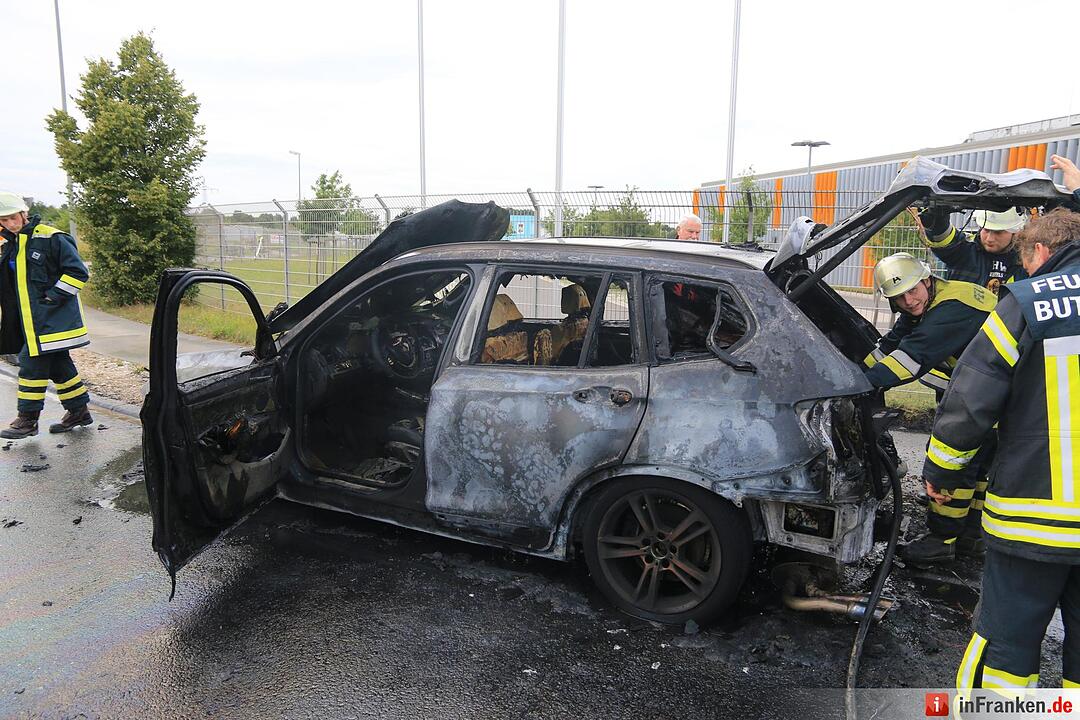 Auto brennt in Buttenheim aus