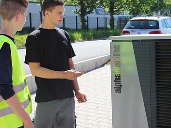 Nico Dörfler (gelbe Weste) lässt sich von Auszubildenden Nicolas Krahl gerne die Technik erklären.  Foto: Katharina Müller-Sanke