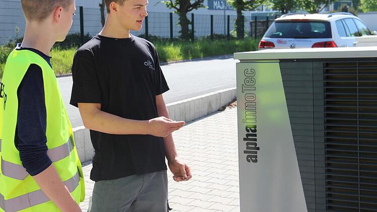 Nico Dörfler (gelbe Weste) lässt sich von Auszubildenden Nicolas Krahl gerne die Technik erklären.  Foto: Katharina Müller-Sanke