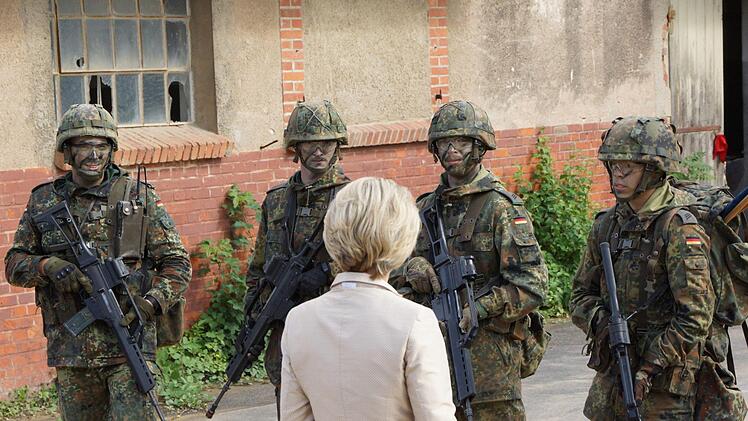 Verteidigungsministerin Ursula von der Leyen auf dem LagerbergFoto: Arkadius Guzy
